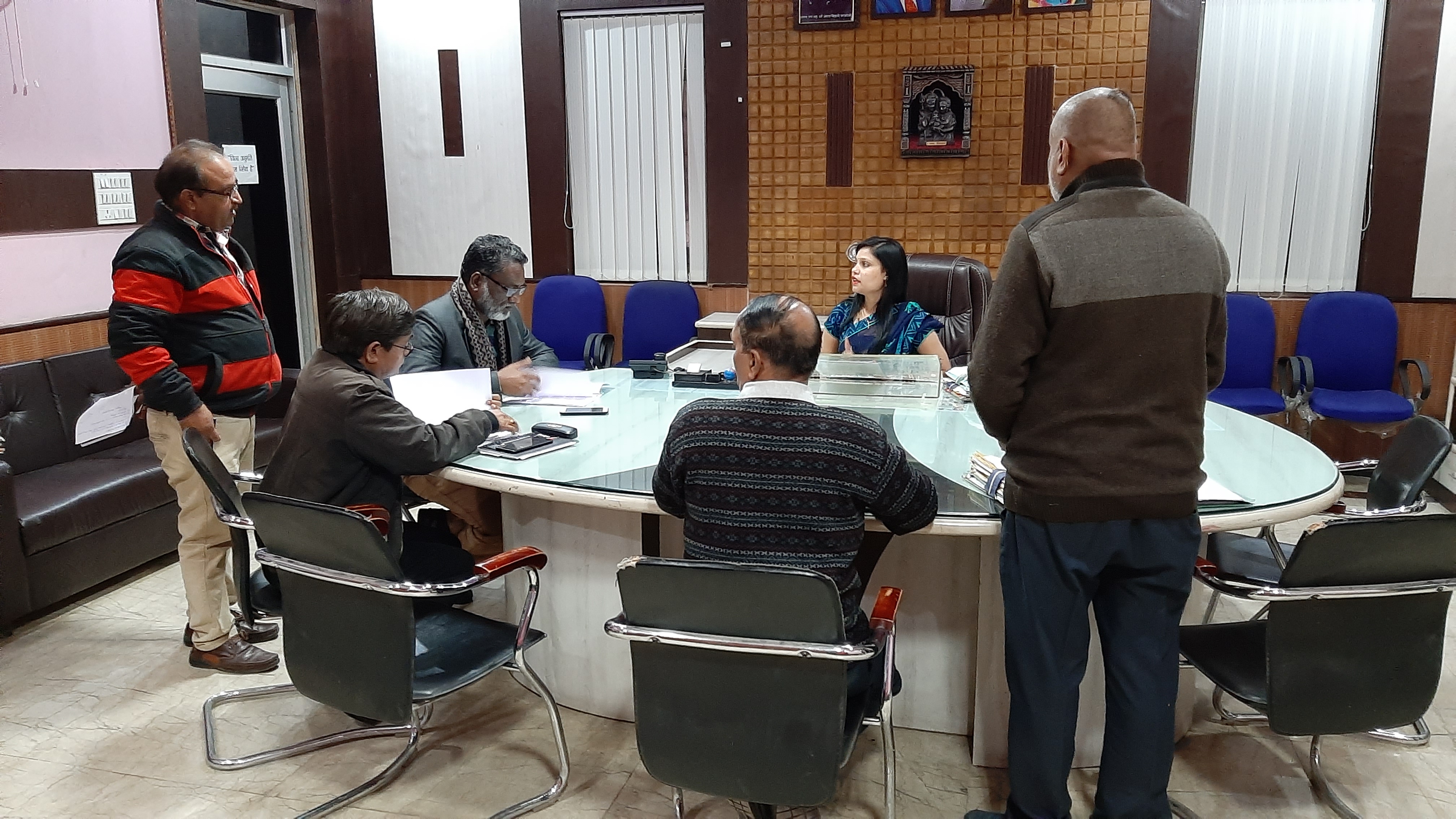 ZILA PARISHAD : स्थापना समिति की बैठक में बांटी राहत