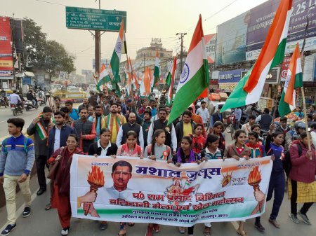 अमर शहीदों की याद में तिरंगा लेकर निकले शहरवासी
