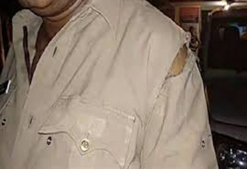 पत्नी से झगड़ा कर रहा था युवक, लड़ाई छुड़ाने पहुंचे पुलिसकर्मी को जड़ दिया थप्पड़, वर्दी भी फाड़ी