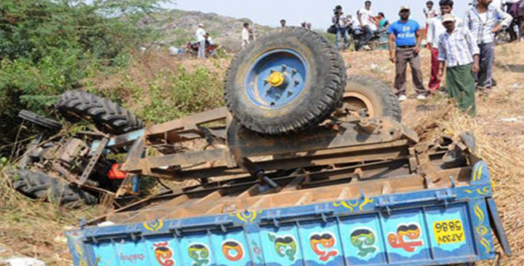 Accident: अजमेर में टला हादसा, डिवाइडर से टकराकर पलटी ट्रॉली
