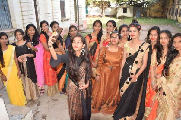 वेलकम पार्टी में गर्ल्स ने मचाया धमाल, देखें फोटो में