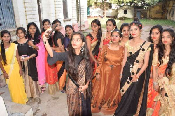 वेलकम पार्टी में गर्ल्स ने मचाया धमाल, देखें फोटो में