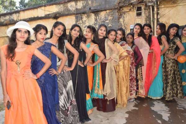 वेलकम पार्टी में गर्ल्स ने मचाया धमाल, देखें फोटो में