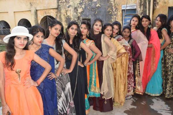 वेलकम पार्टी में गर्ल्स ने मचाया धमाल, देखें फोटो में