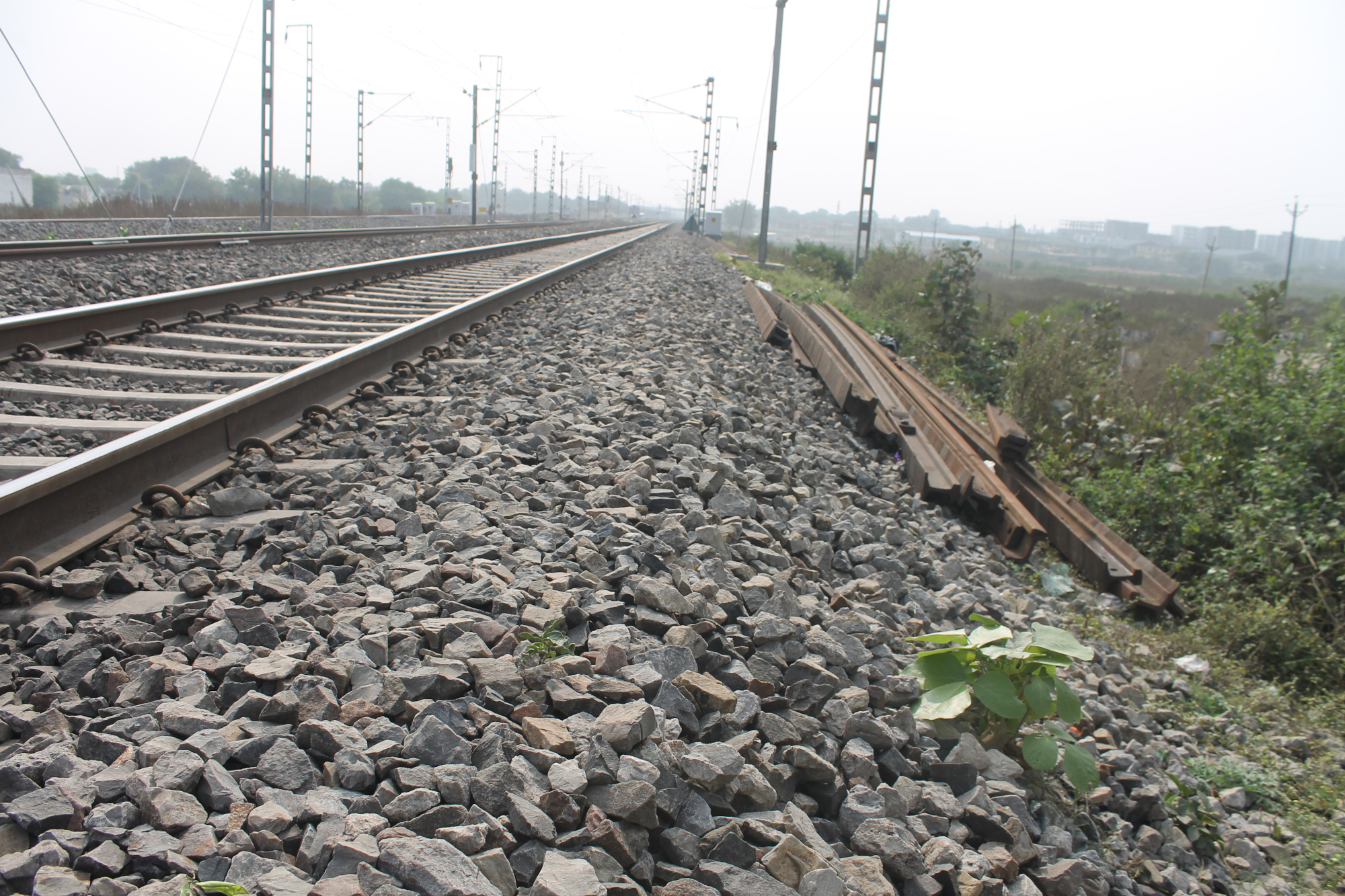रेलवे ट्रैक पर काम कर रहे थे मजदूर अचानक आ गई ट्रेन, कोई पटरी के इस तरफ कूंदा कोई उस तरह लेकिन एक आ गया ट्रेन की चपेट में