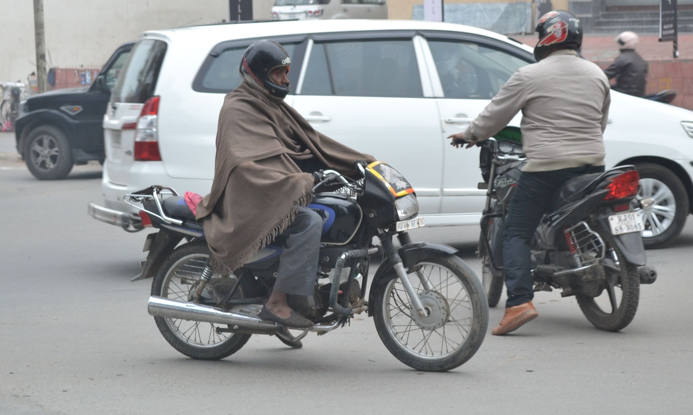 Weather: कड़ाके की सर्दी, ठंडी हवाओं ने कंपकंपाया