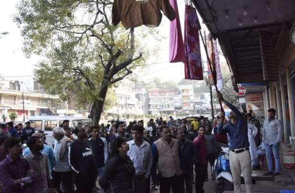 चार दिन से जुर्माने की कार्रवाई,  कब्जे जस के तस सड़कों से नहीं हट रहे वाहन