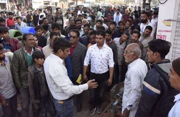 चार दिन से जुर्माने की कार्रवाई,  कब्जे जस के तस सड़कों से नहीं हट रहे वाहन