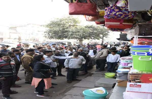 चार दिन से जुर्माने की कार्रवाई,  कब्जे जस के तस सड़कों से नहीं हट रहे वाहन