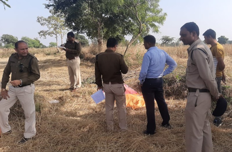 काम करने खेत गए पति-पत्नी के बीच हुआ विवाद, गुस्साए पति ने कुल्हाड़ी से पत्नी पर कर दिया ताबड़तोड़ हमला, मौत