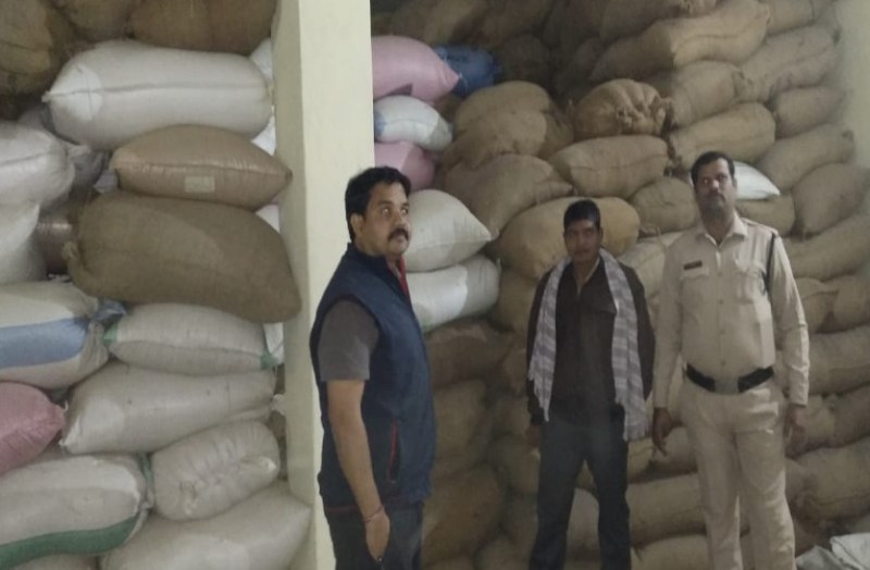 खैजा केंद्र में लावारिश मिला 72 क्विंटल धान, किराना व्यापारी के गोदाम से 26 सौ बोरी धान जब्त