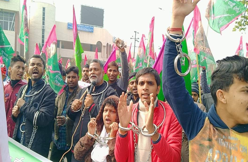 CAA के विरोध में बिहार रहा बंद, बेड़ियों में जकड़े पप्पू यादव ने मांगी आजादी