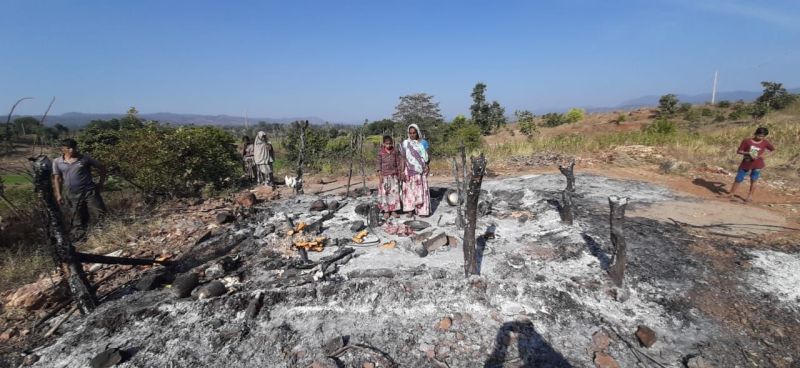 चार्जिंग पर लगे मोबाइल में धमाका, झोपड़ा जला