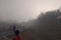 Video: ठंड से ठिठुर रहे सरगुजा में घने कोहरे ने धीमी की वाहनों की रफ्तार, सुबह सडक़ों पर ऐसा रहा नजारा