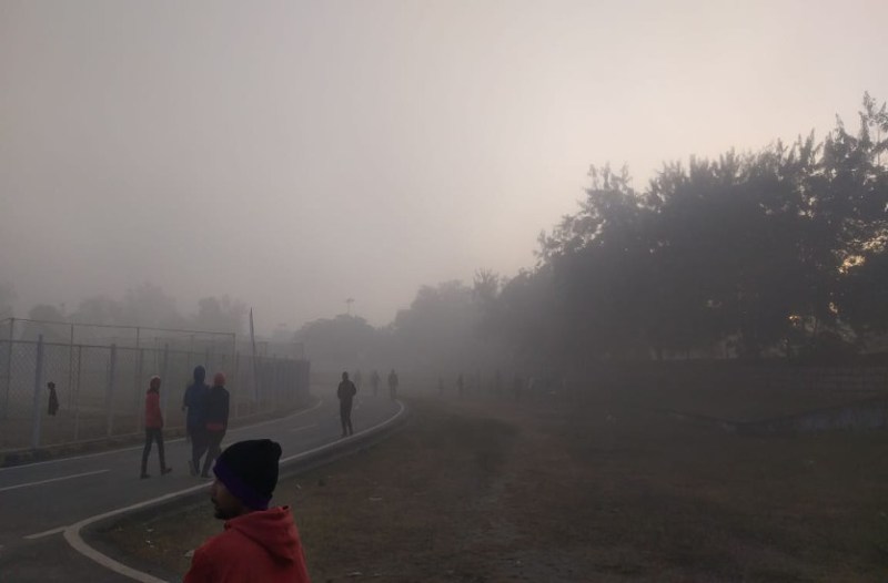 Video: ठंड से ठिठुर रहे सरगुजा में घने कोहरे ने धीमी की वाहनों की रफ्तार, सुबह सडक़ों पर ऐसा रहा नजारा