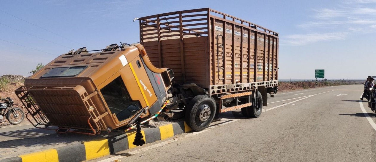 Unbalanced mini truck collided with dividers in pokhran