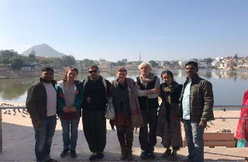 पति की अंतिम इच्छा पूरी करने के लिए विदेशी महिला पर्यटक  ने पुष्कर में किया नम आंखों से अस्थि विर्सजन