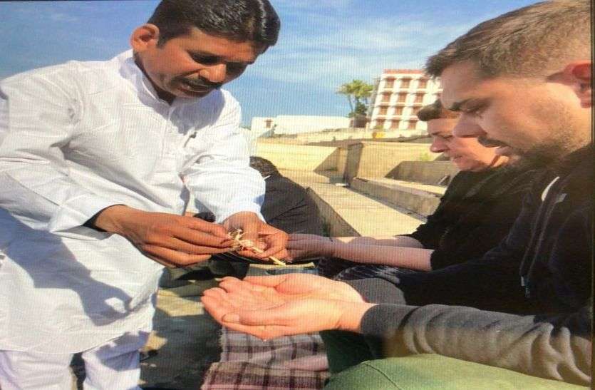 पति की अंतिम इच्छा पूरी करने के लिए विदेशी महिला पर्यटक  ने पुष्कर में किया नम आंखों से अस्थि विर्सजन