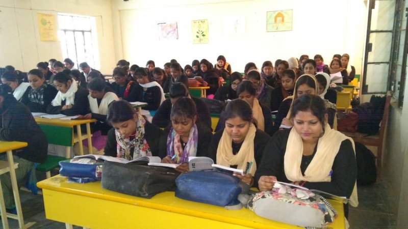 विद्यार्थियों संग शिक्षकों व कुलपति ने भी पढ़ी एक किताब