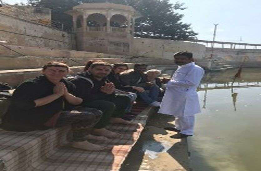 पति की अंतिम इच्छा पूरी करने के लिए विदेशी महिला पर्यटक  ने पुष्कर में किया नम आंखों से अस्थि विर्सजन
