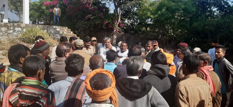 वनभूमि पर चारदीवारी बनाने पर रेंज कार्यालय का घेराव