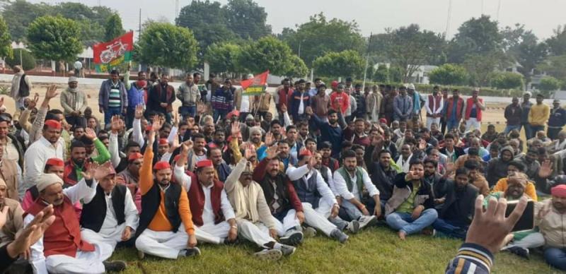 सपा के पूर्व मंत्री राधेश्याम सिंह समर्थकों संग भूख हड़ताल पर
