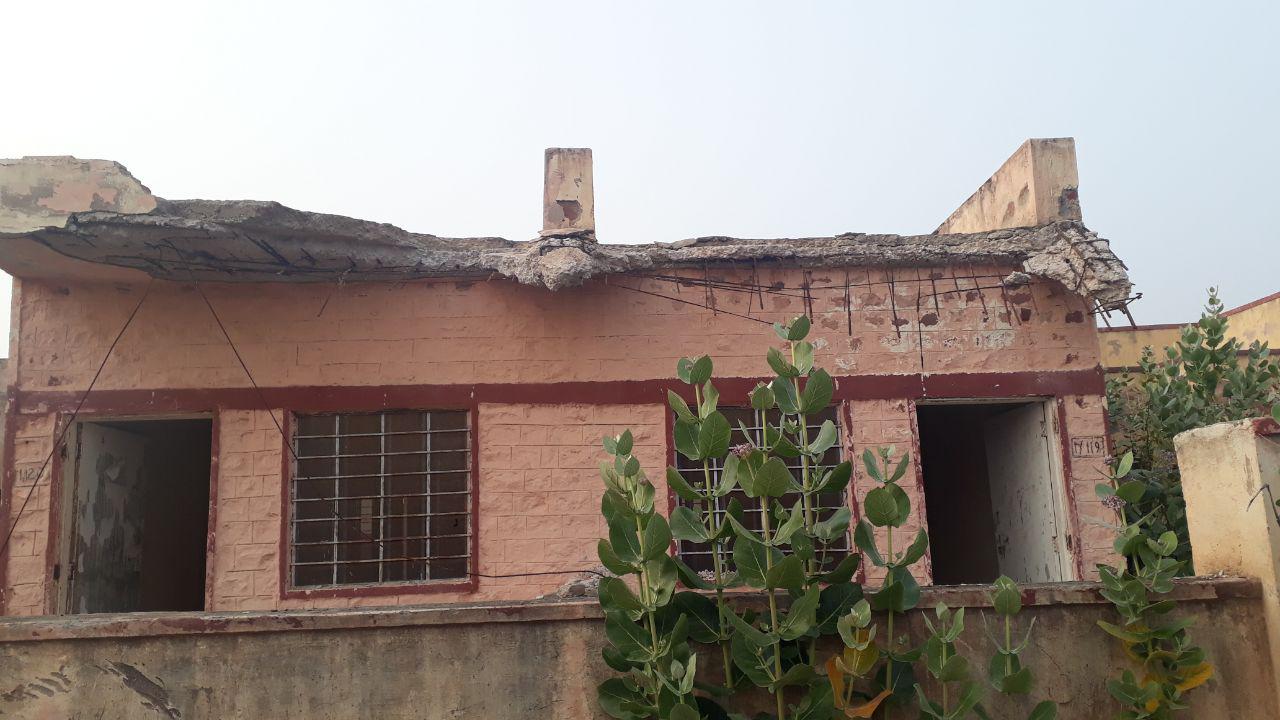 आवासन मंडल के अधिकारियों ने ई ऑक्शन में बेच दिए खंडहर मकान