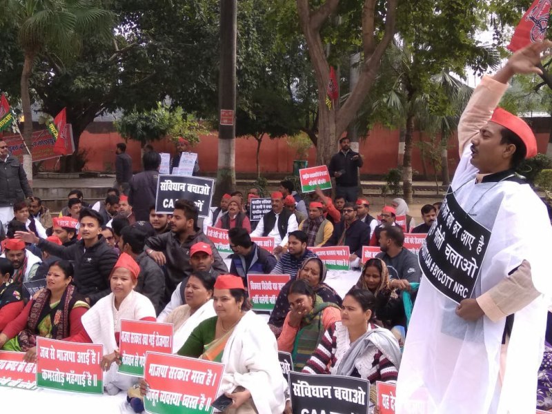 सीएम के क्षेत्र में सपाइयो का अनोखा विरोध, कहीं कफन पहन ली तो कहीं कपड़े निकाल लिए