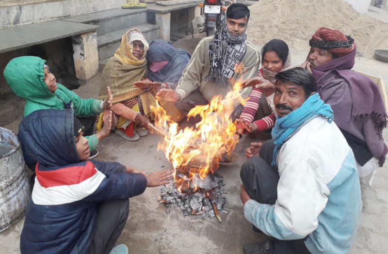 सर्दी से बचने के लिए अलाव तापते नजर आए लोग, लोगों की दिनचर्या में भी आया बदलाव