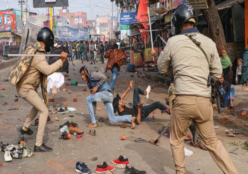 CAA Protest video of jabalpur, 18 police officers injured stone pelting