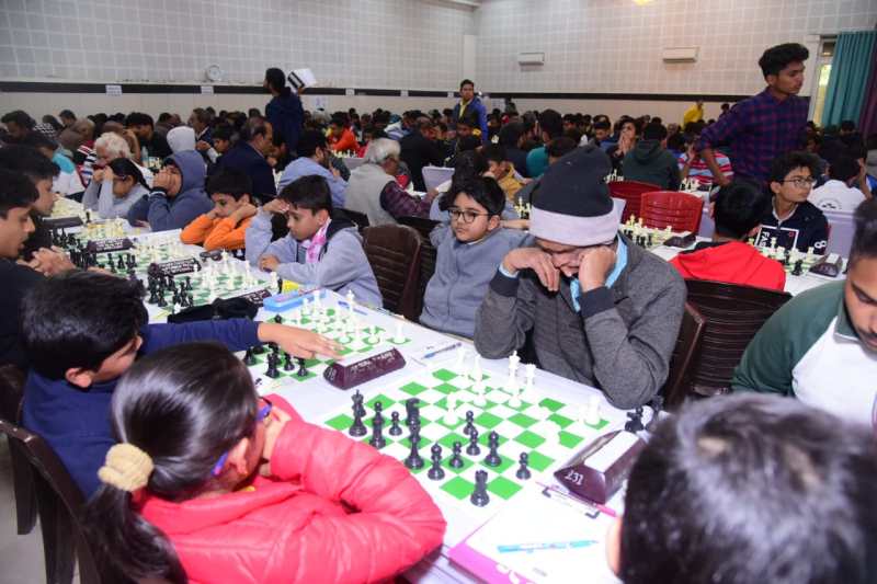 शतरंज के खेल में बच्चे दे रहे बड़ों को मात
