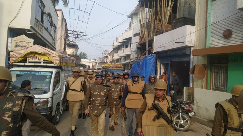 गोरखपुर में हजारों उतरे सड़क पर, लाठीचार्ज, पथराव, आंसू गैस के गोले दागे