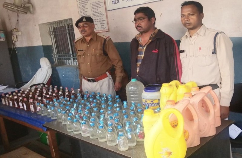 चुनाव के दौरान ड्राई डे पर बेचने की थी योजना, पुलिस ने दी दबिश, युवक के घर से भारी मात्रा में शराब जब्त