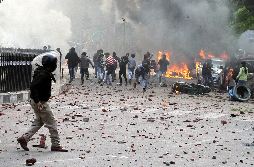 दिल्ली समेत 12 राज्यों में प्रदर्शन, हिंसा में 3 की मौत