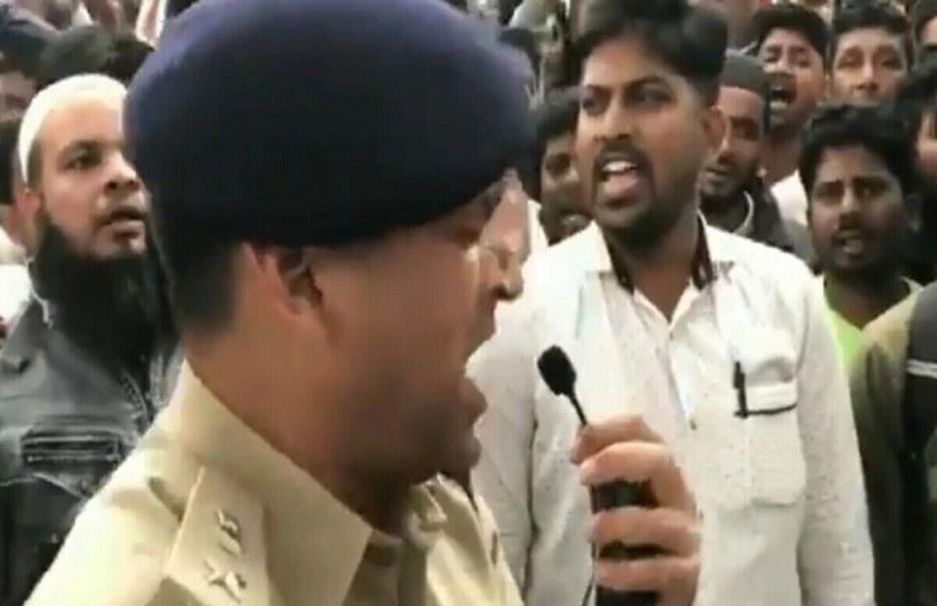 बेंगलुरु: पुलिस अफसर ने प्रदर्शनकारियों को हटाने का अपनाया यह तरीका, वीडियो वायरल