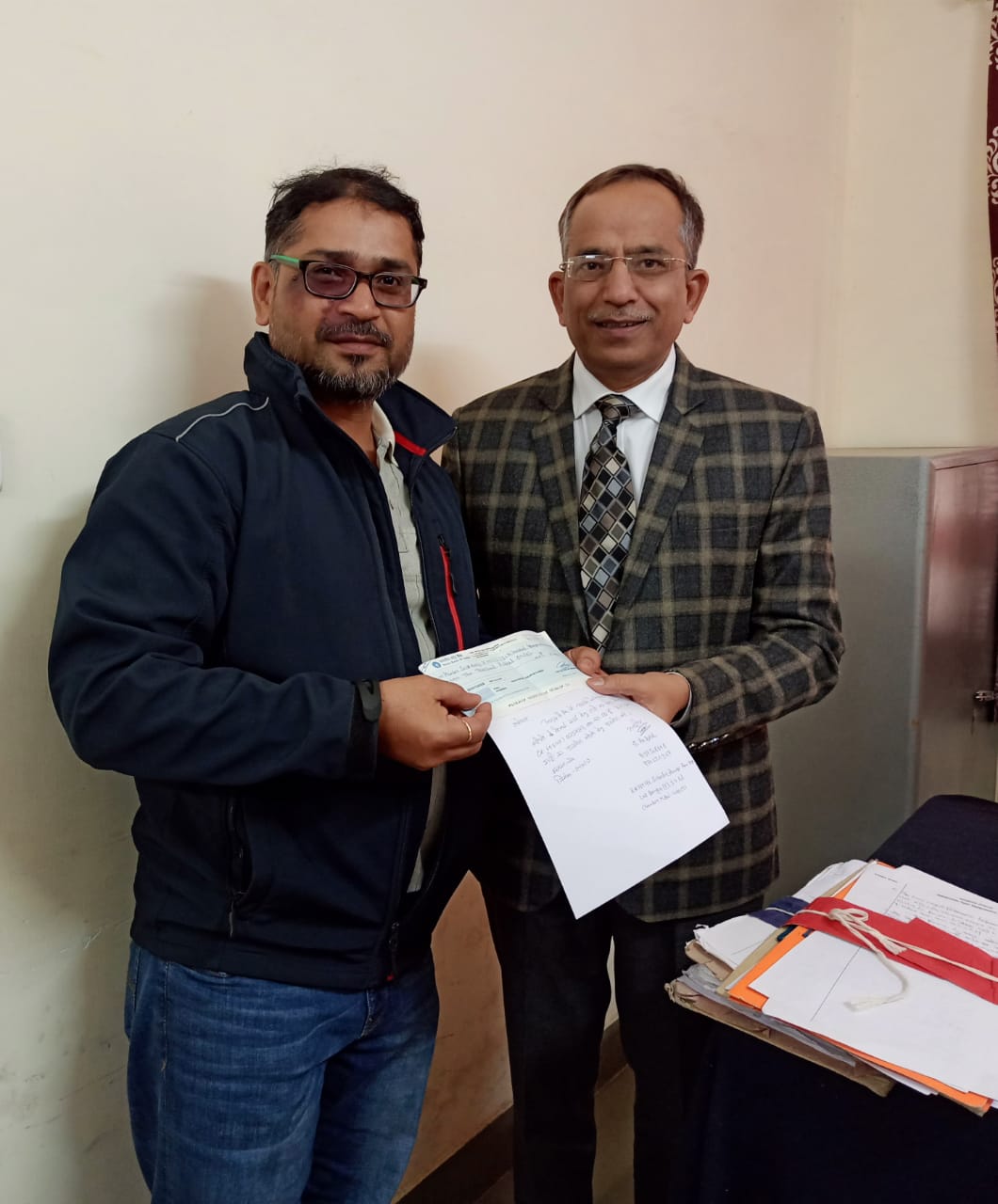 पिता का बेहतर इलाज किया तो दस हजार का चेक देने पहुंचा जायरीन