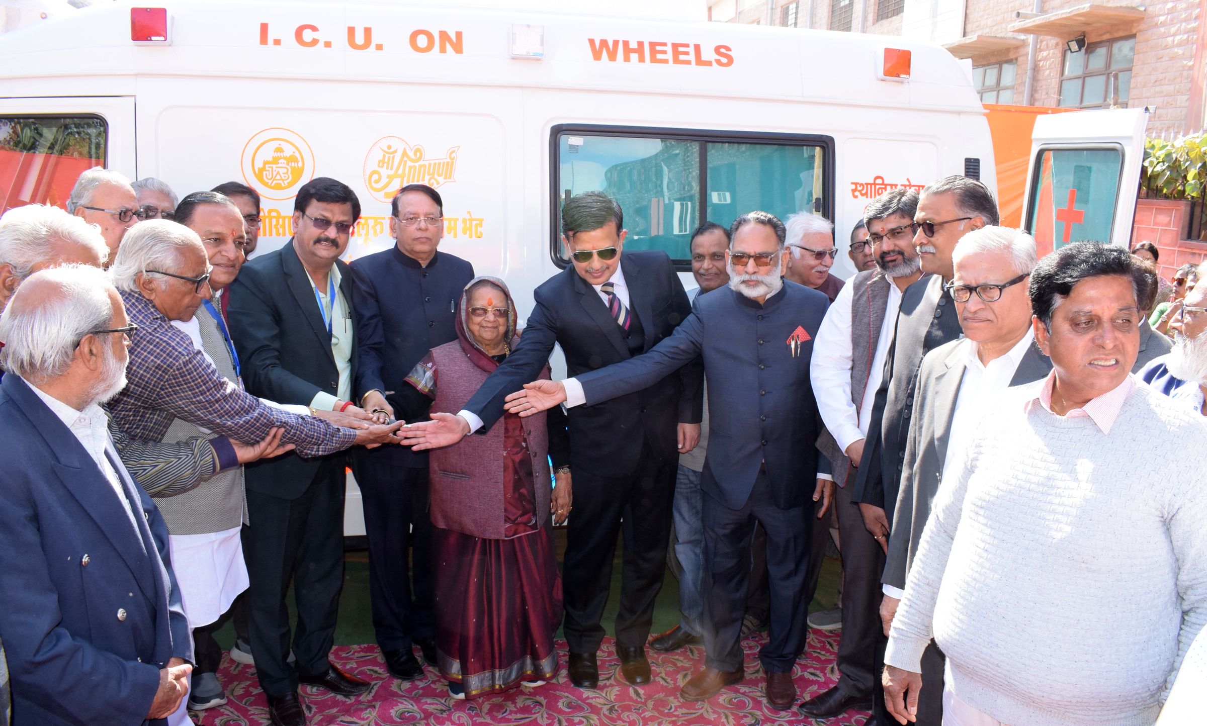 JODHPUR प्रवासी बंधुओं ने दिया जन्मभूमि में योगदान, एंबुलेंस भेंट, चिकित्सा शिविर लगाया