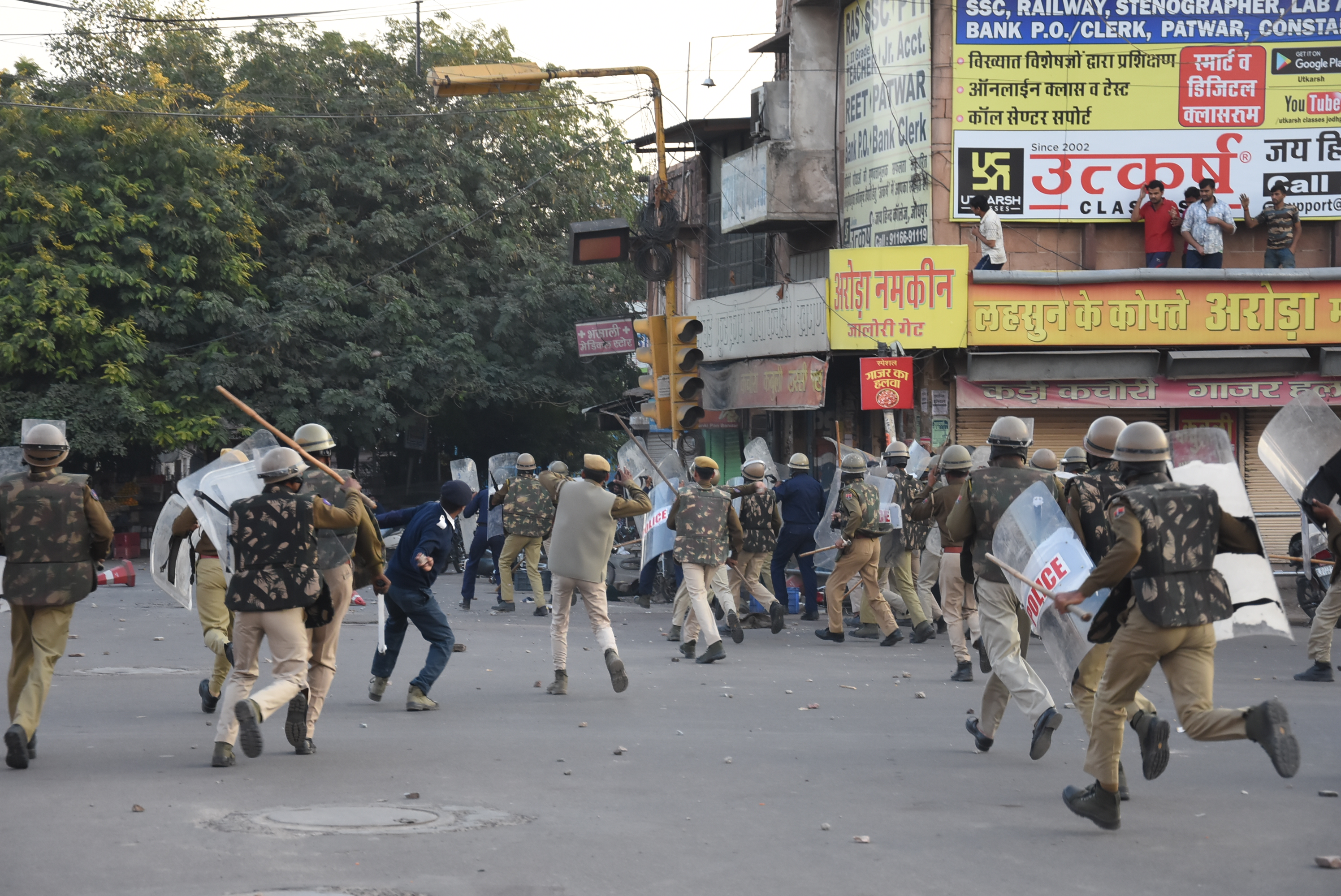 देखें वीडियो...जोधपुर में उपद्रव और फिर पुलिस के डण्डे