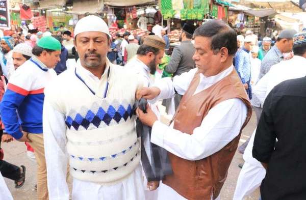 ख्वाजा की नगरी में काली पट्टी बांधकर अदा की नमाज