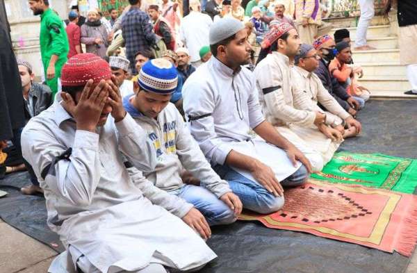 ख्वाजा की नगरी में काली पट्टी बांधकर अदा की नमाज