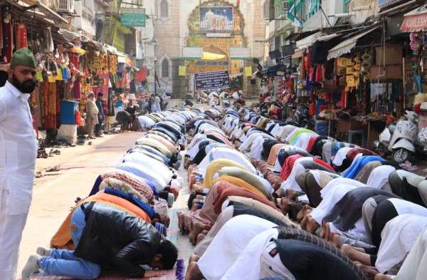 ख्वाजा की नगरी में काली पट्टी बांधकर अदा की नमाज