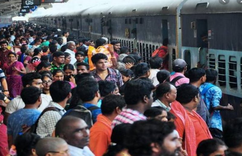 क्रिसमस व नए साल के जश्न के लिए बढ़ी भीड़, 5 ट्रेनों में एकस्ट्रा कोच