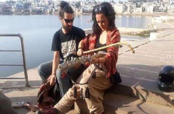 पुष्कर में सर्द मौसम में छेड़ी विदेसी मेम ने  सरगम...