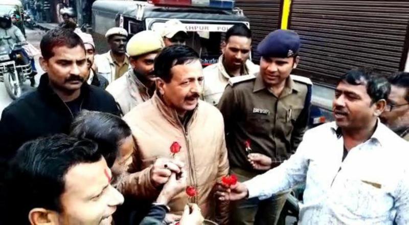 जहां चले थे ईंट-पत्थर आज वहां लोग गुलाब का फूल देकर शांति-अमन के लिए घूम रहे