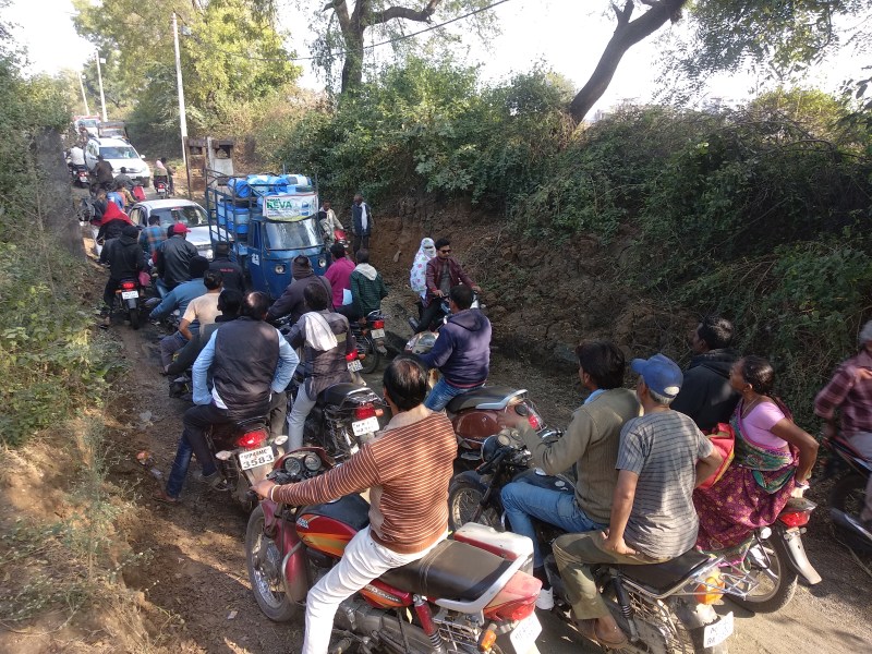 The underpass of the underpass is moving on the narrow path