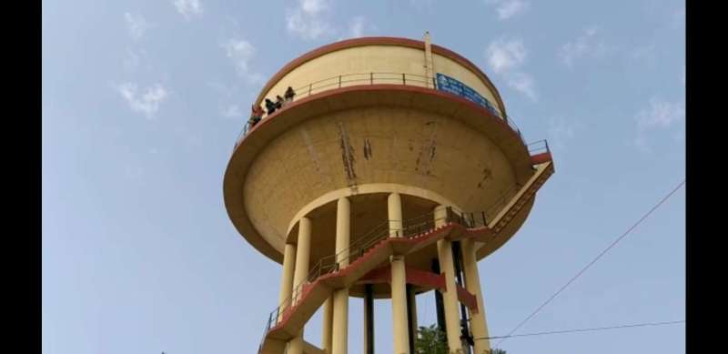 दूसरे दिन भी टंकी से नीचे नहीं उतरी छात्राएं, धरना जारी