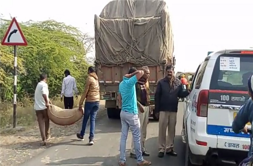Daylight miscreants dumped five sacks from the truck