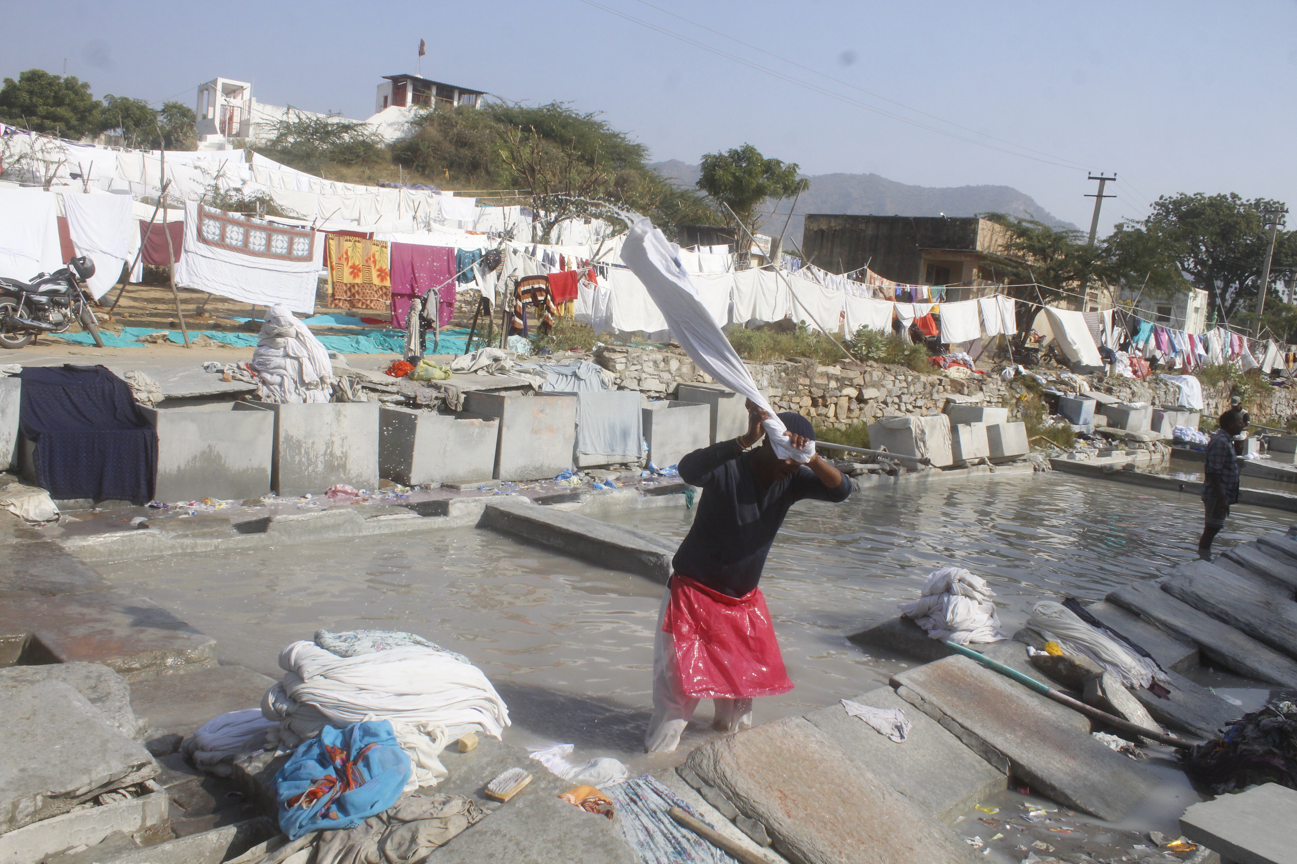 अंग्रेजों के जमाने के धोबीघाट पर आज भी धुलते है कपड़े