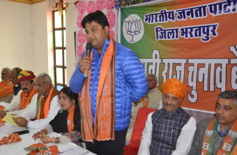 पार्टी का टिकट लेकर खुद को बताते हैं ईमानदार और जीतने के बाद तुरंत दो लाख रुपए में बिक जाते हैं