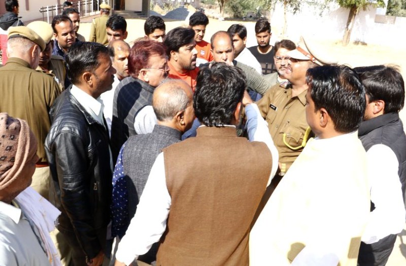 आपत्तिजनक पोस्ट डालने पर बड़ा विवाद, पुलिस ने युवक को पकड़ा तो छुड़ाने के लिए थाने पहुंचे लोग